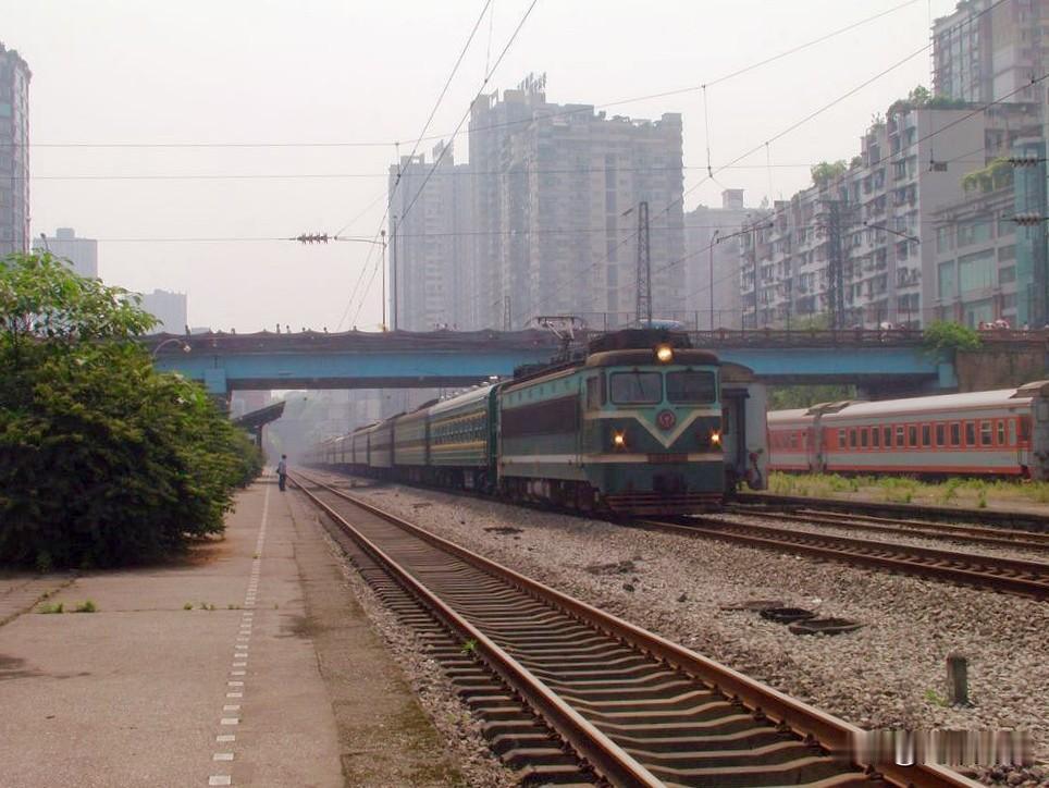 韶山1线电力机车牵引非空调客车，图1拍摄于2011年上半年，沙坪坝火车站停用改造