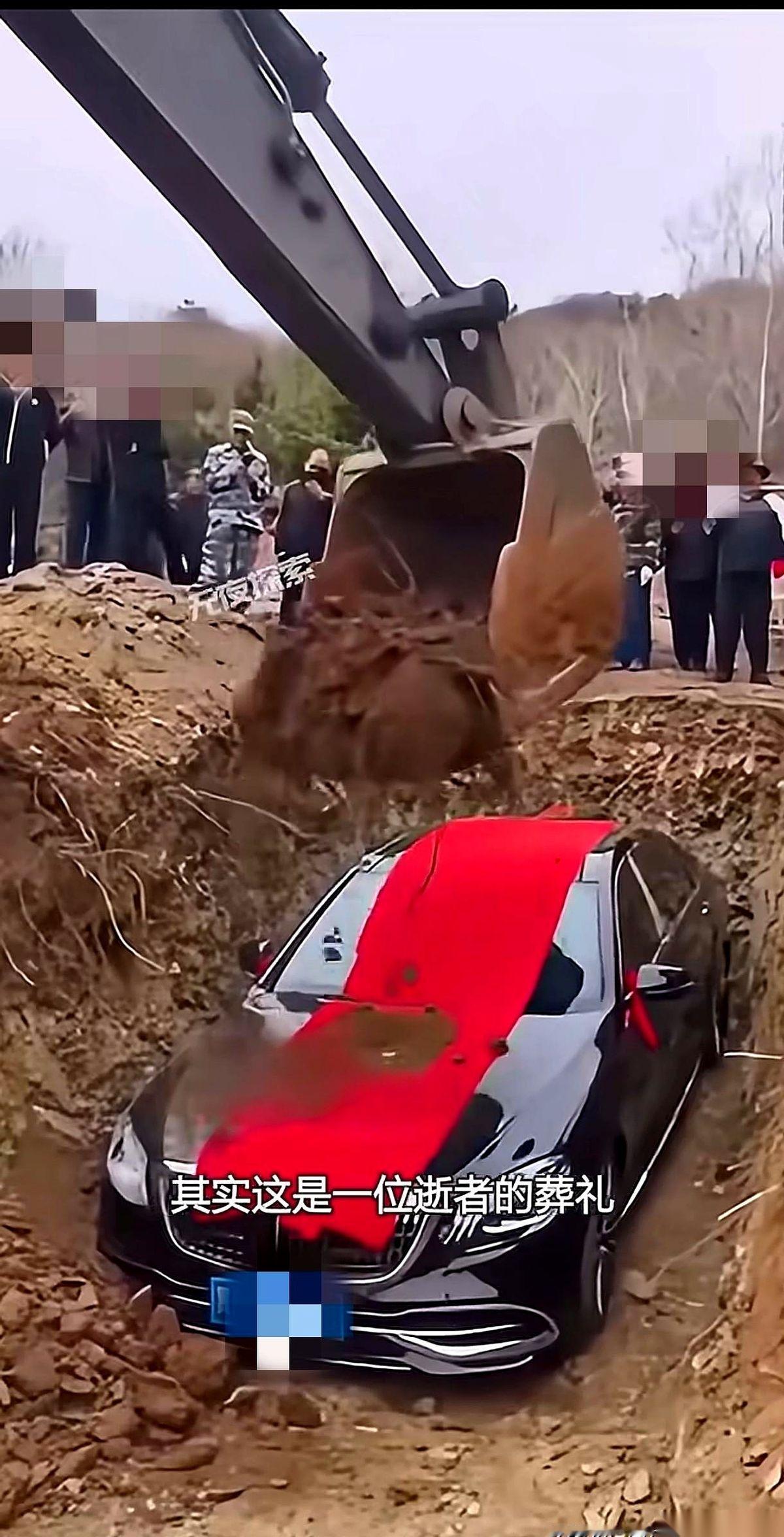 一台崭新的奔驰，被人当成棺材，直接开进了墓地。
旁边的人管这叫：生态土葬。
挖掘