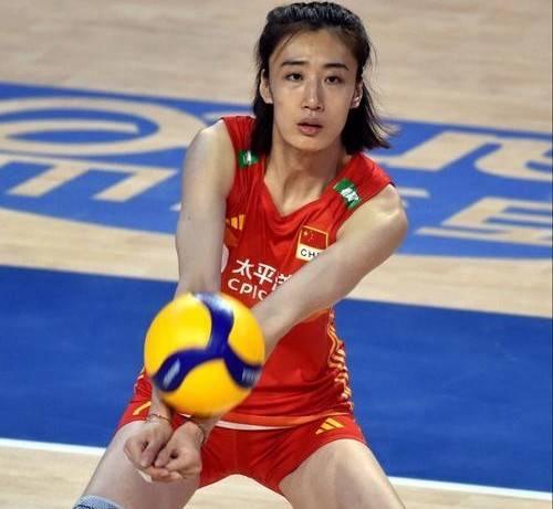 最近世联赛香港站比赛如火如荼，这是球迷的盛宴，中国女排2:3负于加拿大，3:0战