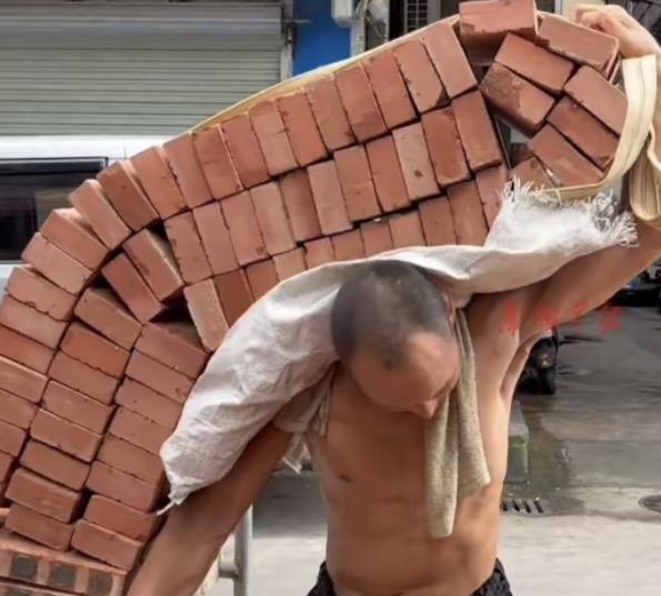 这是有命挣，没命花的钱！”广东广州，一位35岁小伙每天靠着“苦力”扛楼，每天可以