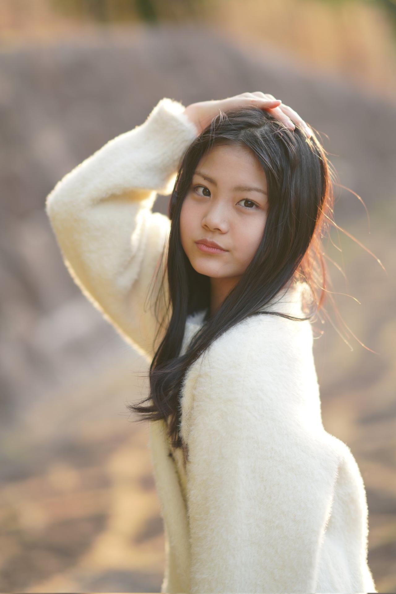 冬日暖阳下，少女柔美侧颜，温柔似水，岁月静好。