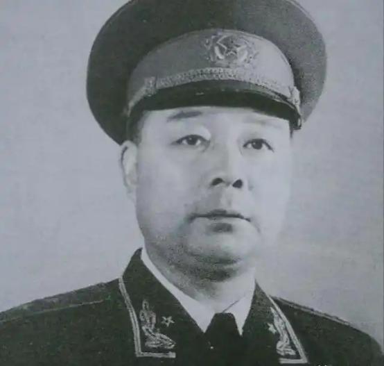 1939年，24岁的八路军副旅长，红着脸去跟一个女排长相亲，谁知，女排长却说：“
