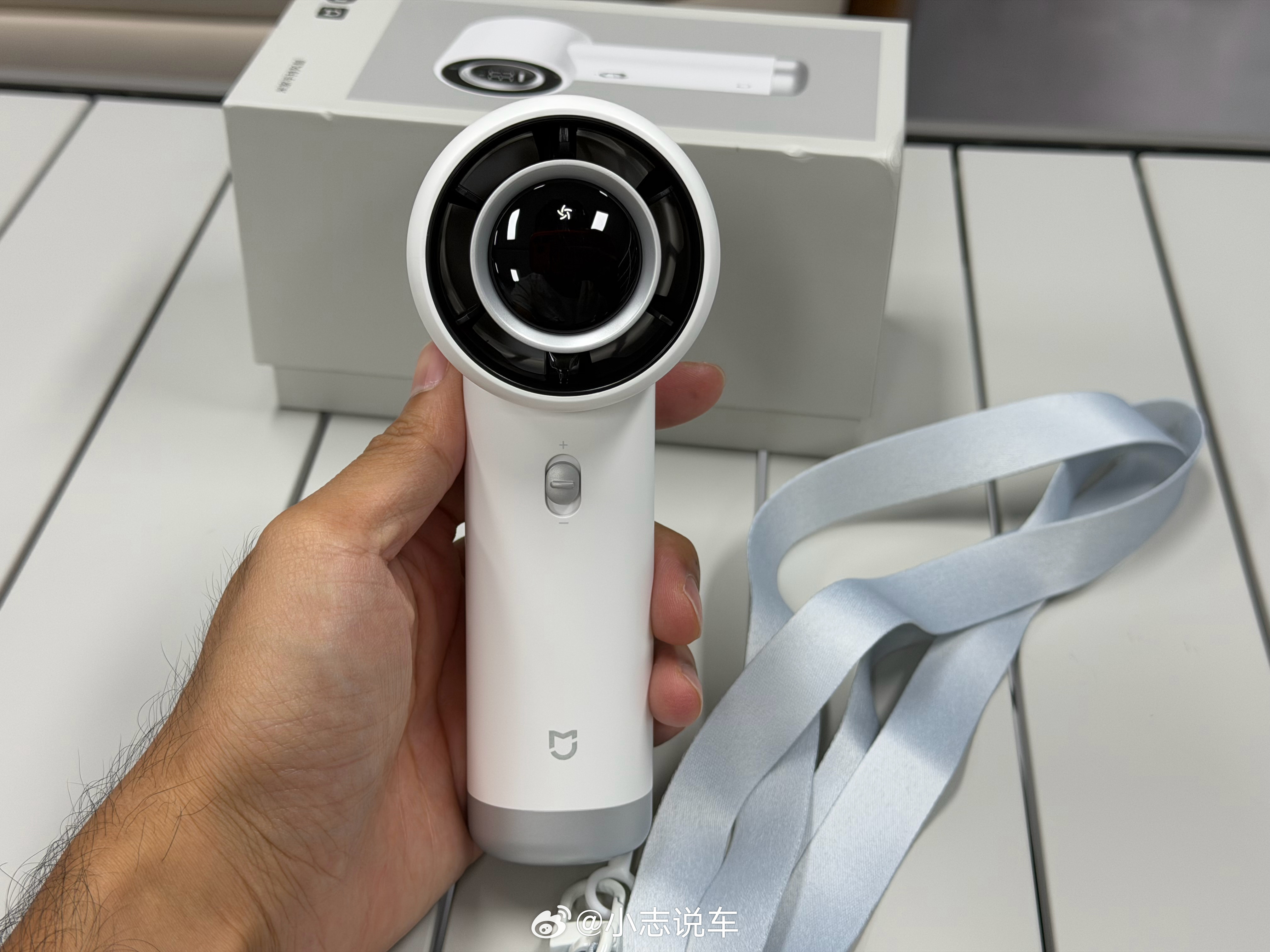 开箱一个小米新品～米家手持风扇，颜值一如既往的高，100挡风速可调，这个有点牛逼