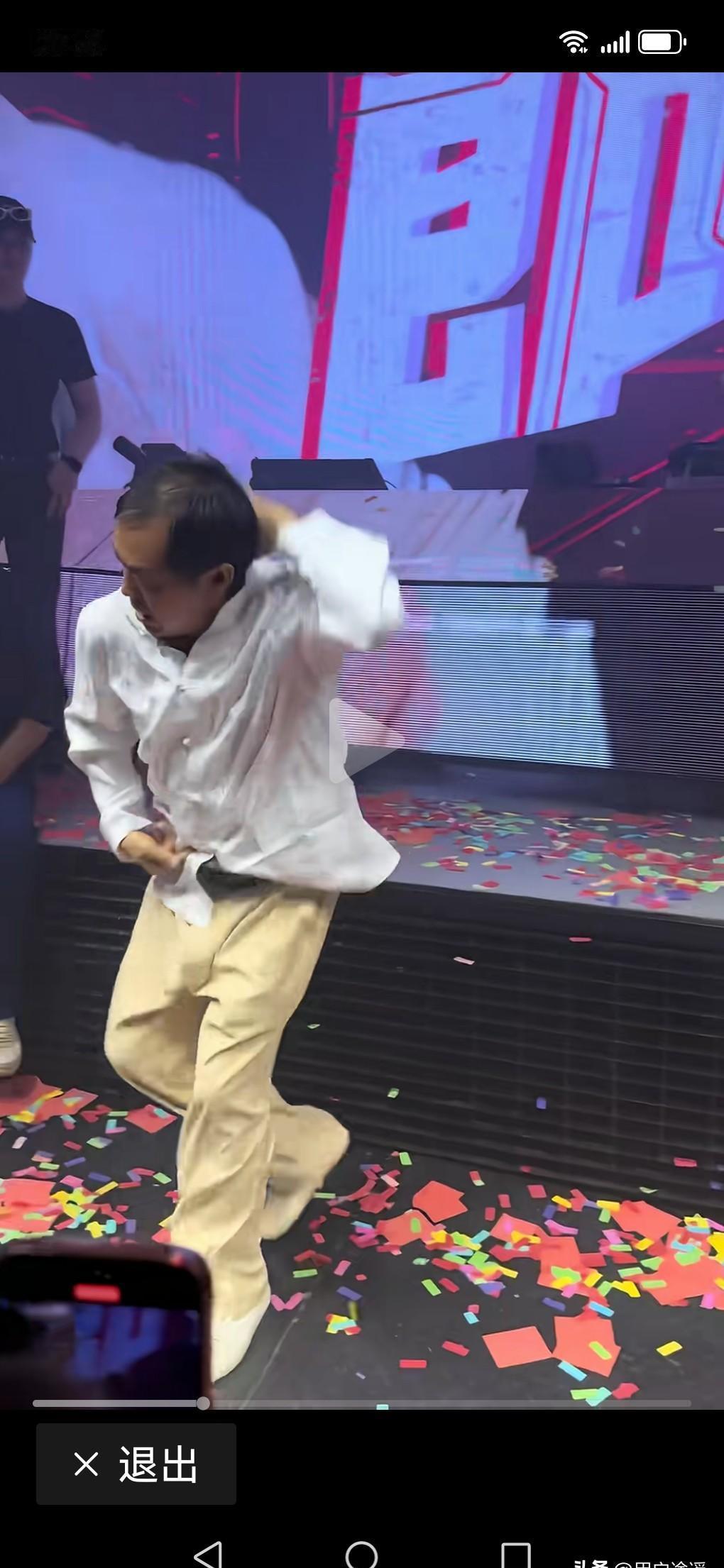 74岁的马保国还在跑场子捞金，这事儿想想就让人唏嘘。
明明当年被全网嘲讽，还说要