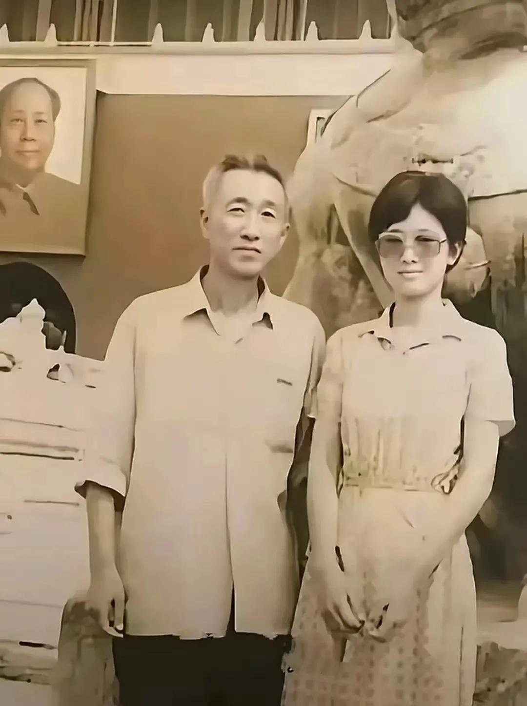 巩俐当年和父亲在北京的合影，一脸的稚嫩和羞涩，青春焕发的小姑娘！