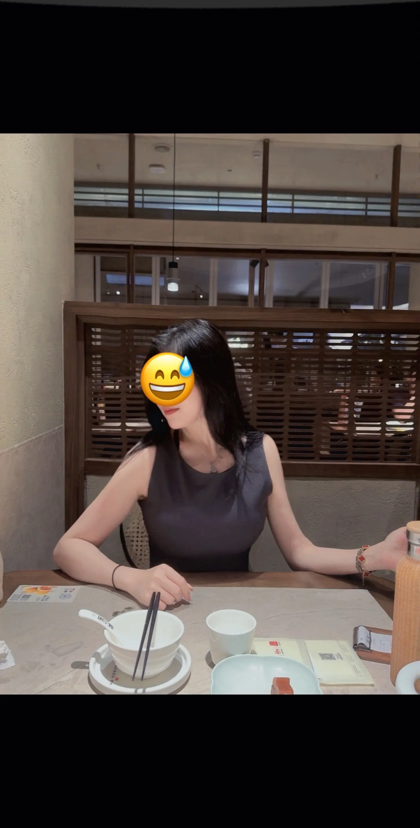 我想跪下来求命运垂怜,发现比膝盖先落地的依旧是我的眼泪