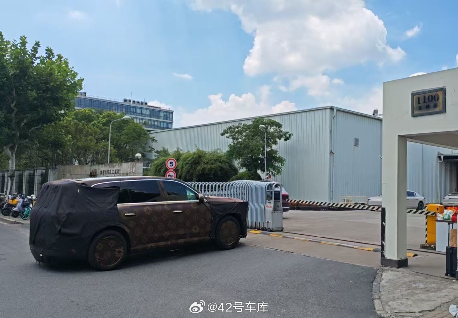 上海华为园区附近，尊界 SUV 伪装车来了[doge]图二跟 M8 同框这车身图