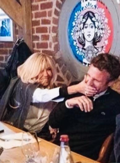 布丽吉特一个动作看出了和马克龙的感情啊！
布丽吉特满脸的笑容是不是很开心啊！
布