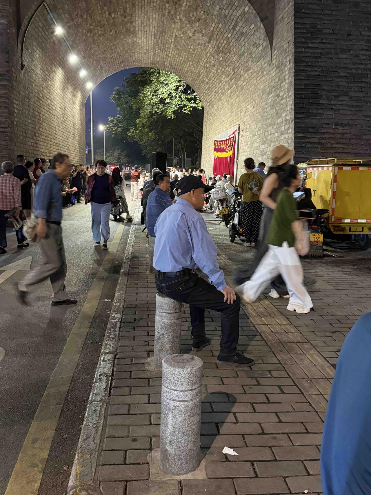 昨晚8点，因高考和中考限噪原因，停唱一个月左右的西安玉祥秦腔艺术团，又重新在玉祥