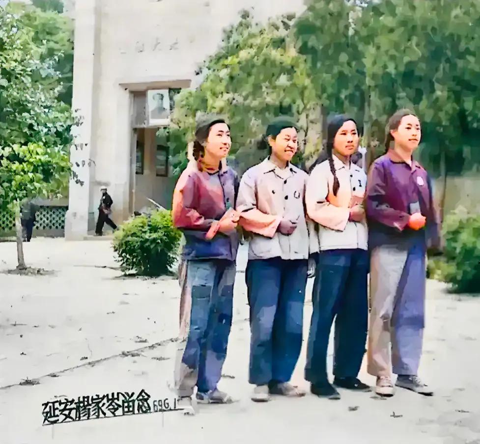 这张老照片展现着1969年的陕北延安，几名女孩身着“补丁”衣服，精气神十足地面对