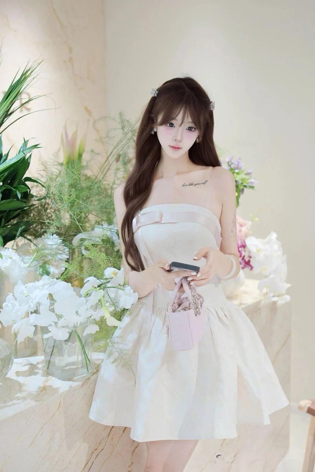 造型与气质解析
✨ 奶白抹胸蓬蓬裙
这件抹胸裙是她的“公主战袍”：
抹胸领口露出