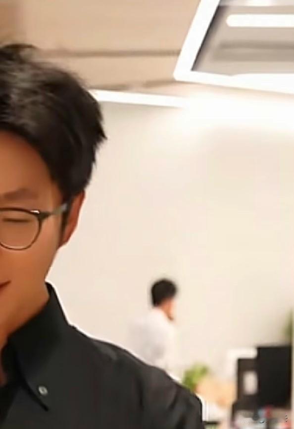 朋友们真的把董宇辉当成自家娃一样，一个模糊的背影都能分辨出是他。
 这种熟悉程度