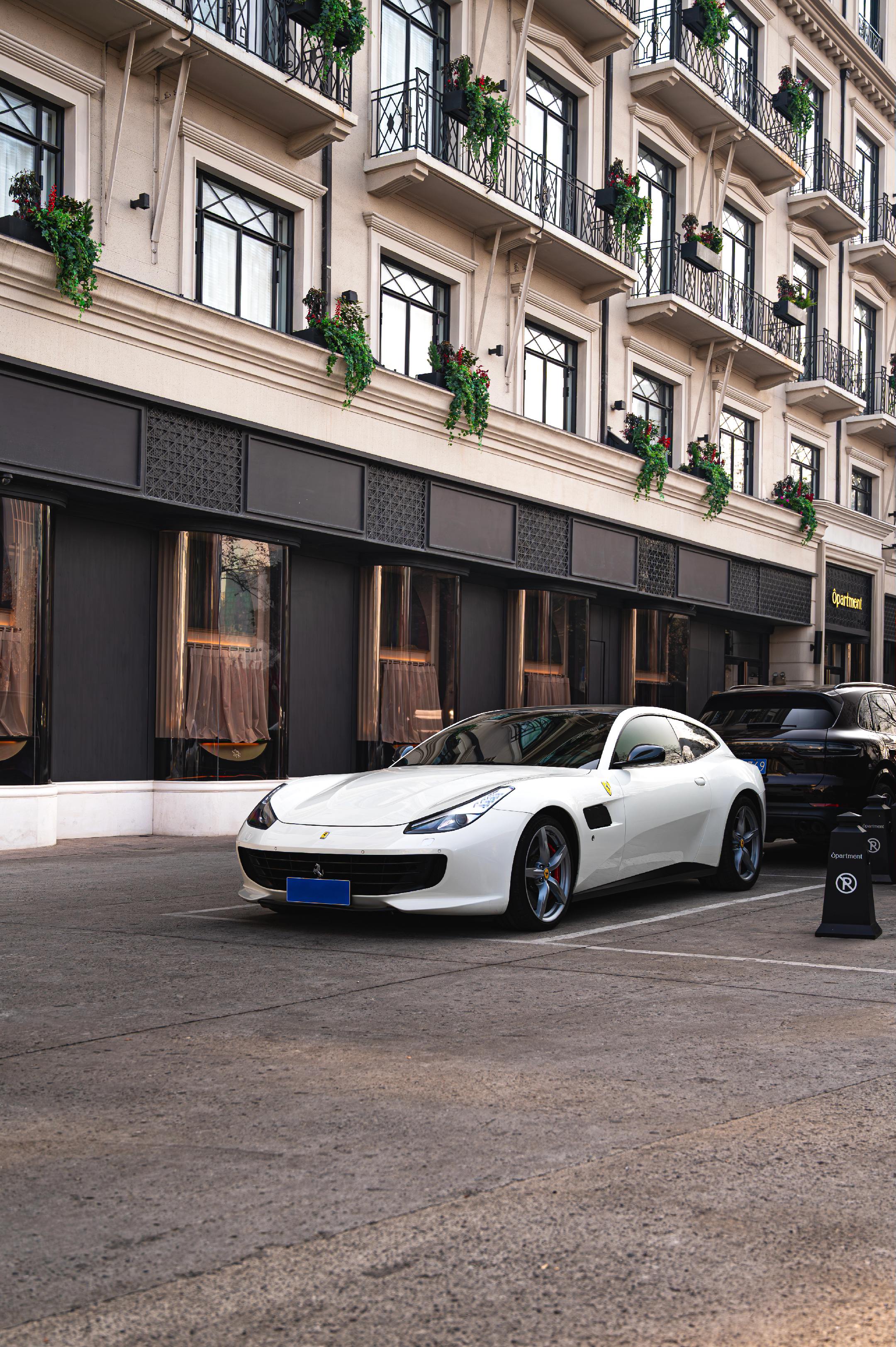 法拉利不一定要红色才好看。扫街总能遇到一些有意思的车