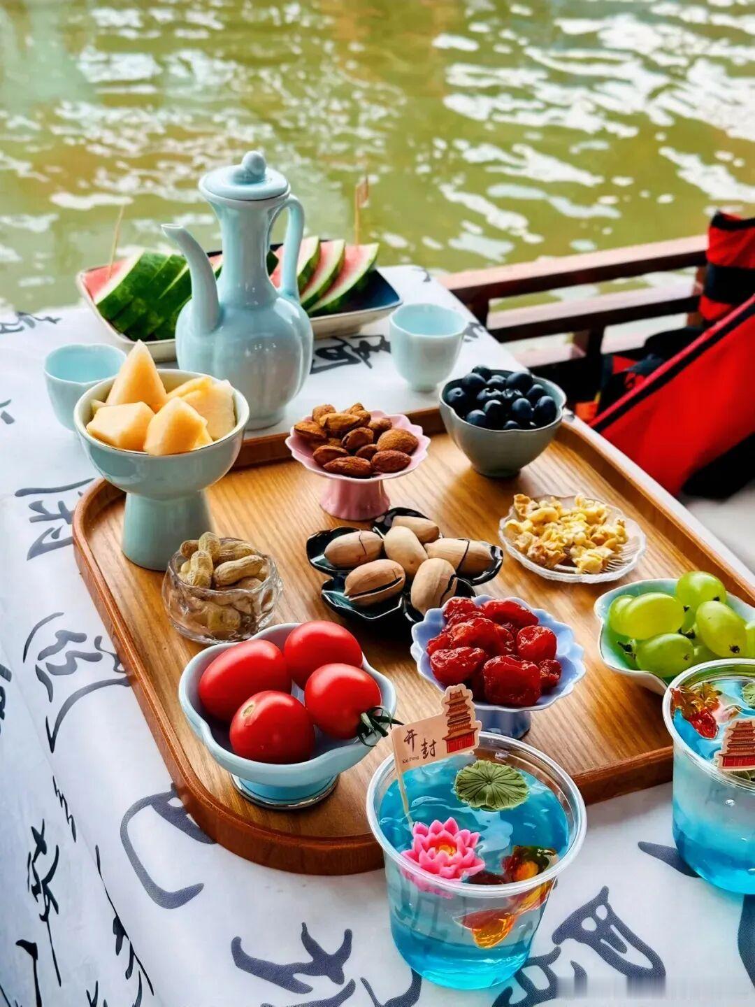 四十天加长三伏天来开封避暑太合适！空调宋式画舫泛舟赏景，荆芥、沙瓤西瓜、杏仁茶一