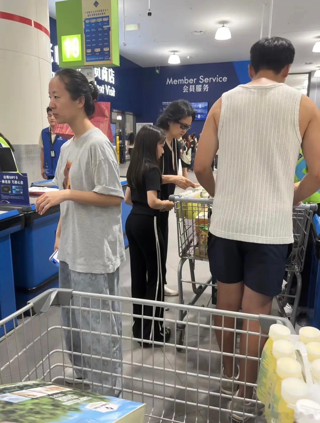 高云翔和9岁女儿小酒窝现身山姆超市购物，他穿着无袖上衣，身材高大壮硕，虽然长胖了