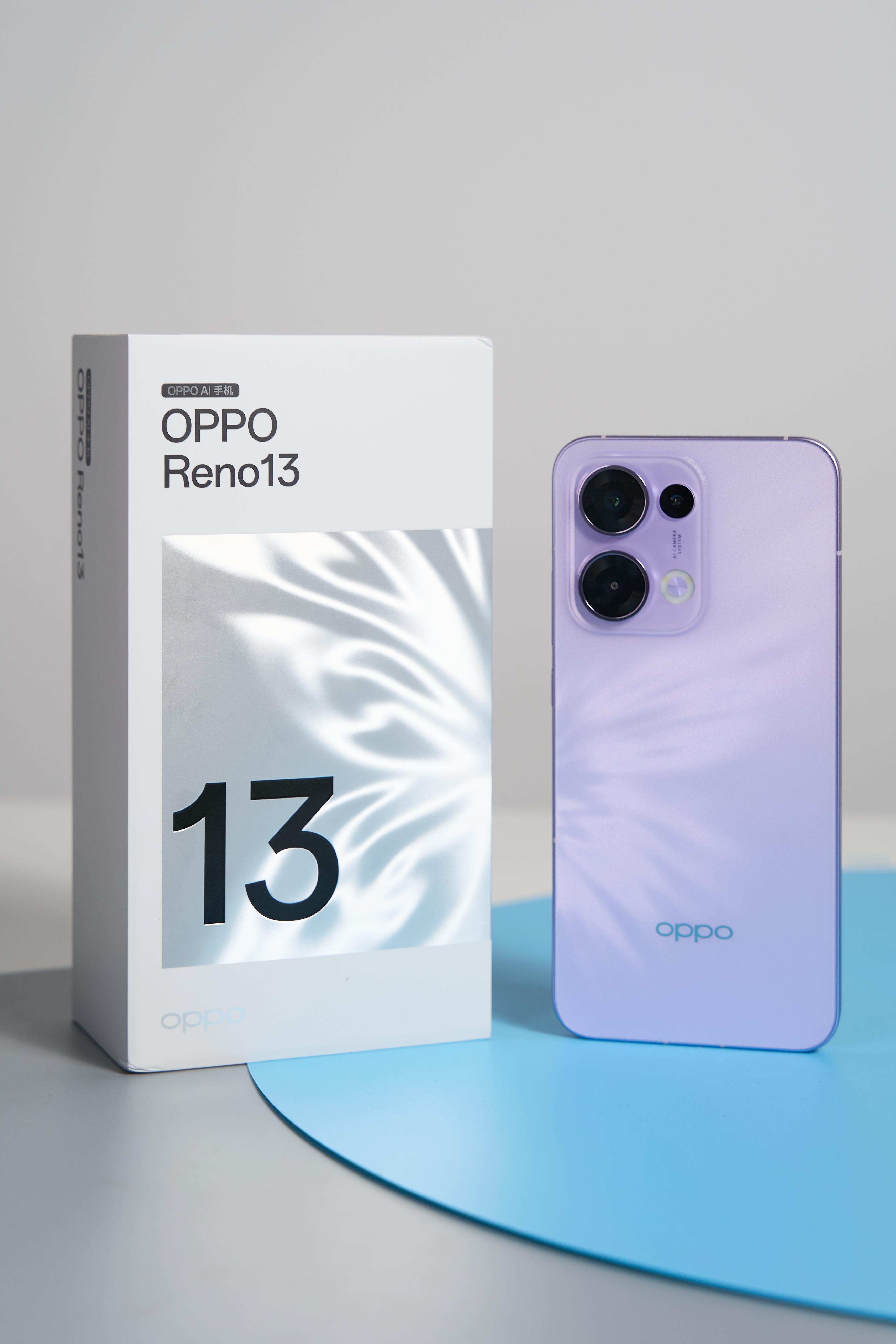 最近拿到了 OPPO Reno 13 [doge]这个蝶蝶紫还是很漂亮的。这个背
