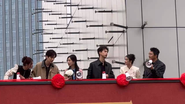 杨紫李现往山头一站就是搞事业 国色芳华剧组，这用心程度真的是让人称赞的水平。杨紫