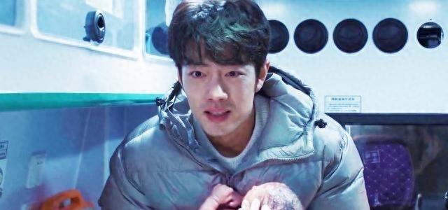 本来是冲着肖战来看的，结果被倪大红眯眼的神态直接戳破防了🥺
姜妍拎着水桶追人那