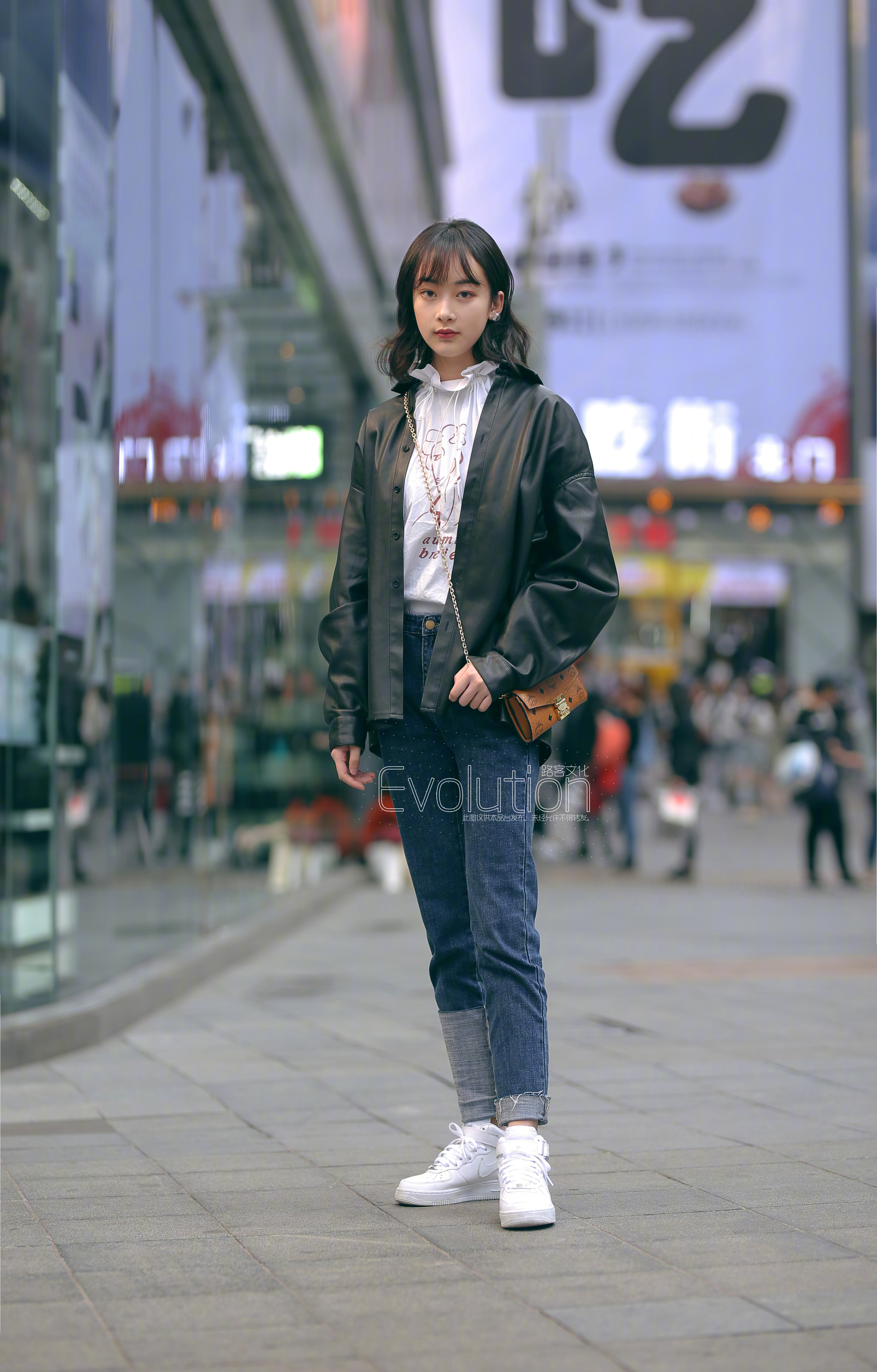 当时AF1也是很火的现在几乎没人穿了 ​​​