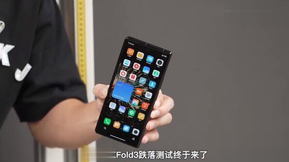 没想到，小米MIX Fold 3还真的是这么抗摔哇！

起初在发布会上雷军说这款