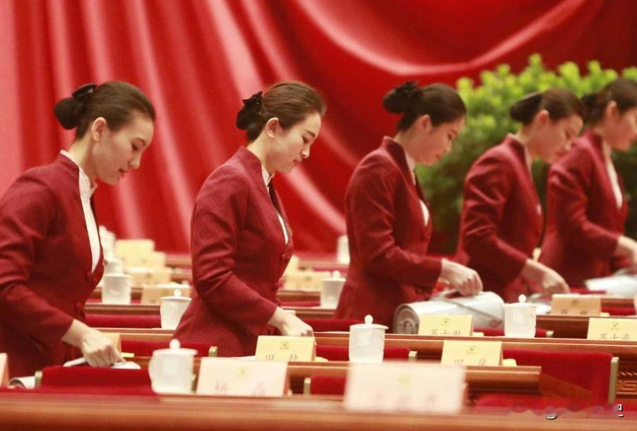 人民大会堂的那些服务人员们，个个青春靓丽，她们的选拔标准高不高呢？这么说吧，空姐
