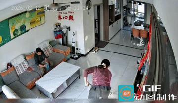 俩孩子出去后，妈妈竟然憋不住大笑了起来。
等孩子再回来时，爸爸千万不能训孩子，更