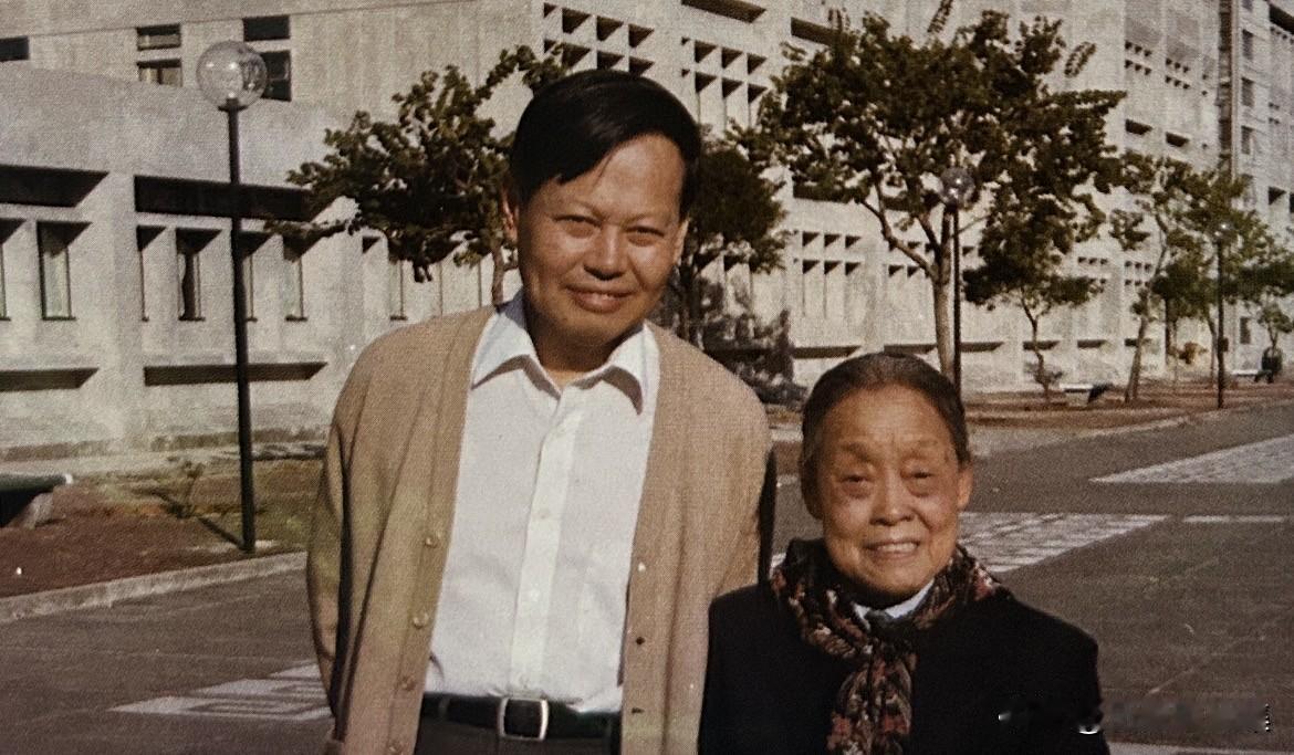 1982年及1983年春节前后，杨振宁将年迈的母亲从上海接到香港中文大学的教职员