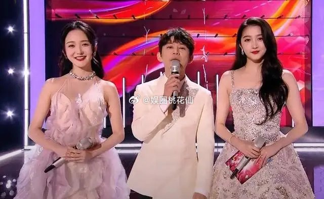此前离职的小花刘烨也回归舞台，她和沈梦辰、靳梦佳、李莎旻子聚在一起，4朵小花又凑