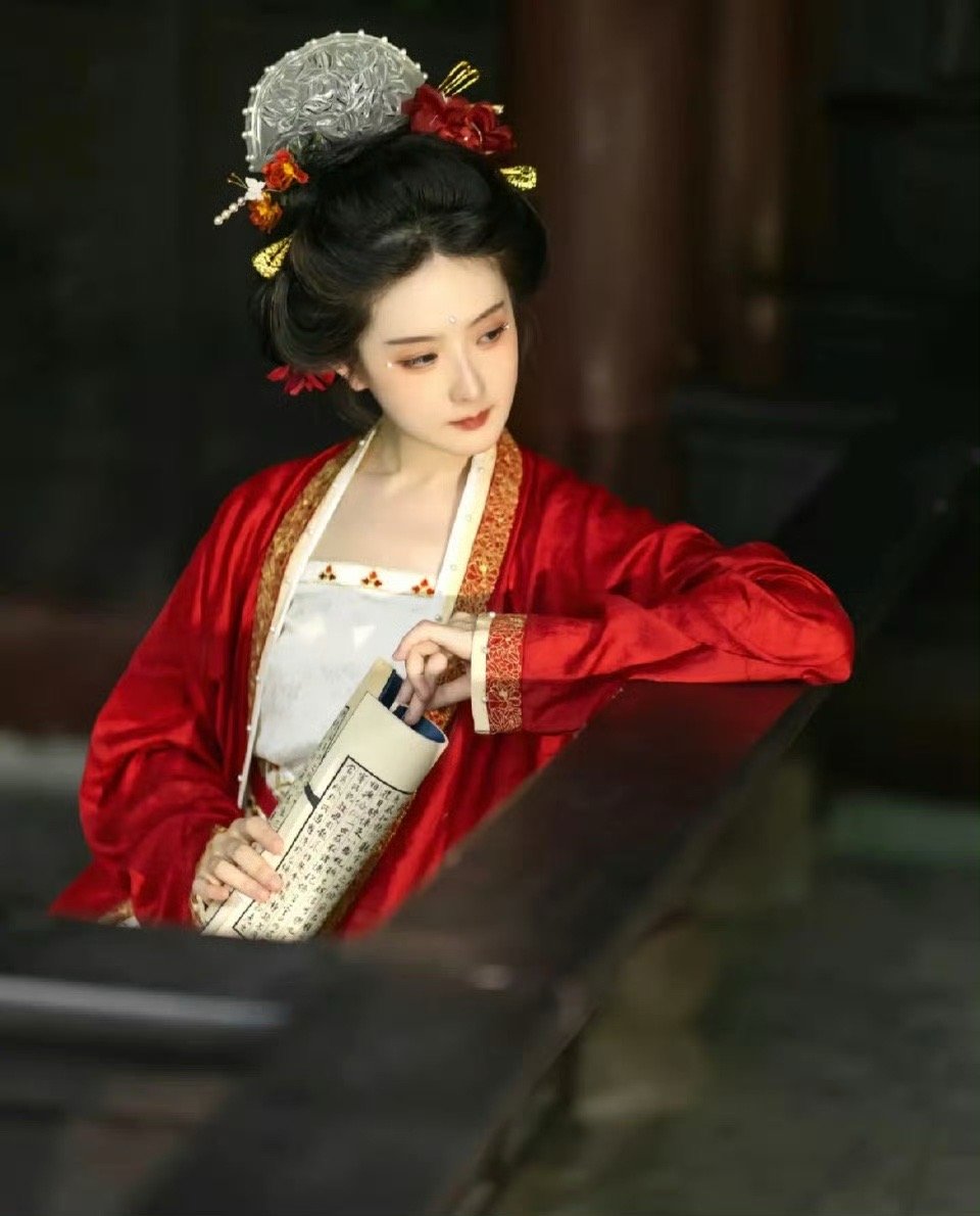 张馨予章七娘仿妆  《清明上河图密码》张馨予饰演的章七娘一出场就被惊艳到了，看到