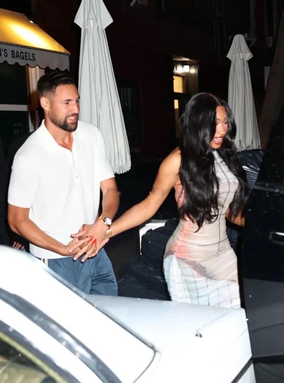 马冬梅在社媒发文时情绪激动，字字句句都满是委屈与愤怒，她写道：“一边劈腿，一边带