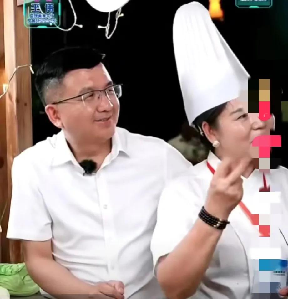 感动！王会长的这一个举动，既可爱，又用心！昨晚，董宇辉走到一个美食摊位前，品尝一