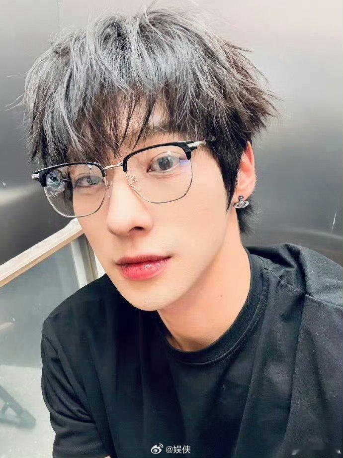 颜安椰汁pose抽象这块还得看颜安我要笑死了哈哈哈哈哈， 这举着YAN LAB的