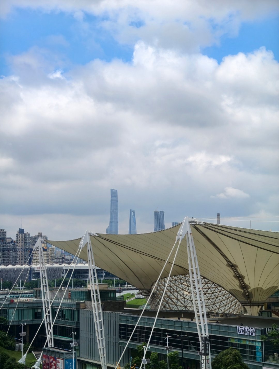 每次来上海就会有点嫌弃北京，一个时尚+生活便利，一个啥都很凑合