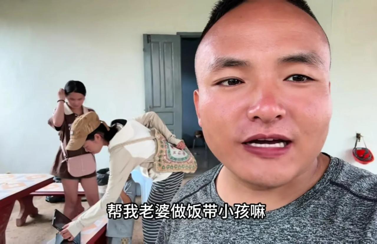 网红主播小胖墩，
这人一贯不说真话，
虚虚实实的在愚弄屏幕前的粉丝，
由于外甥女