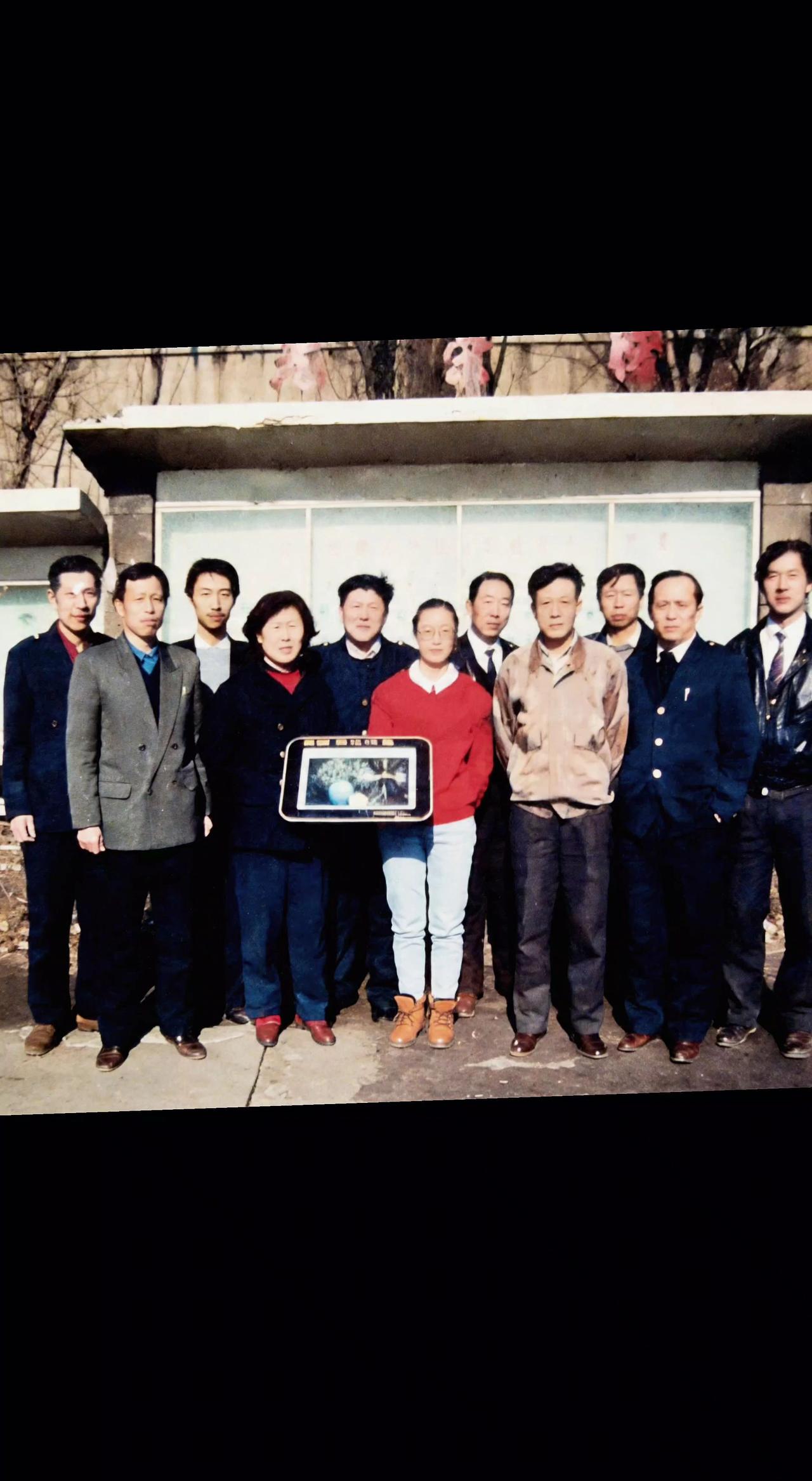 左5是爸爸👨🏻 具体位置不详，这些人一个都不认识。
📸老照片里的爸爸们，铁