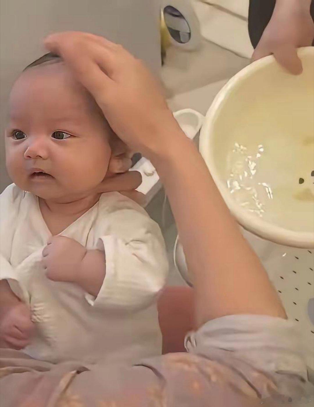 马筱梅直播，亲儿子随便晒，继女连背影都不让看。网友起哄要看小玥儿，她摆手“不可能