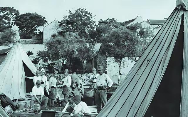 1942年，日寇把姜文珊和姜英珊绑在木桩上，无耻地撕开她们的衣服，轮番凌辱，她们