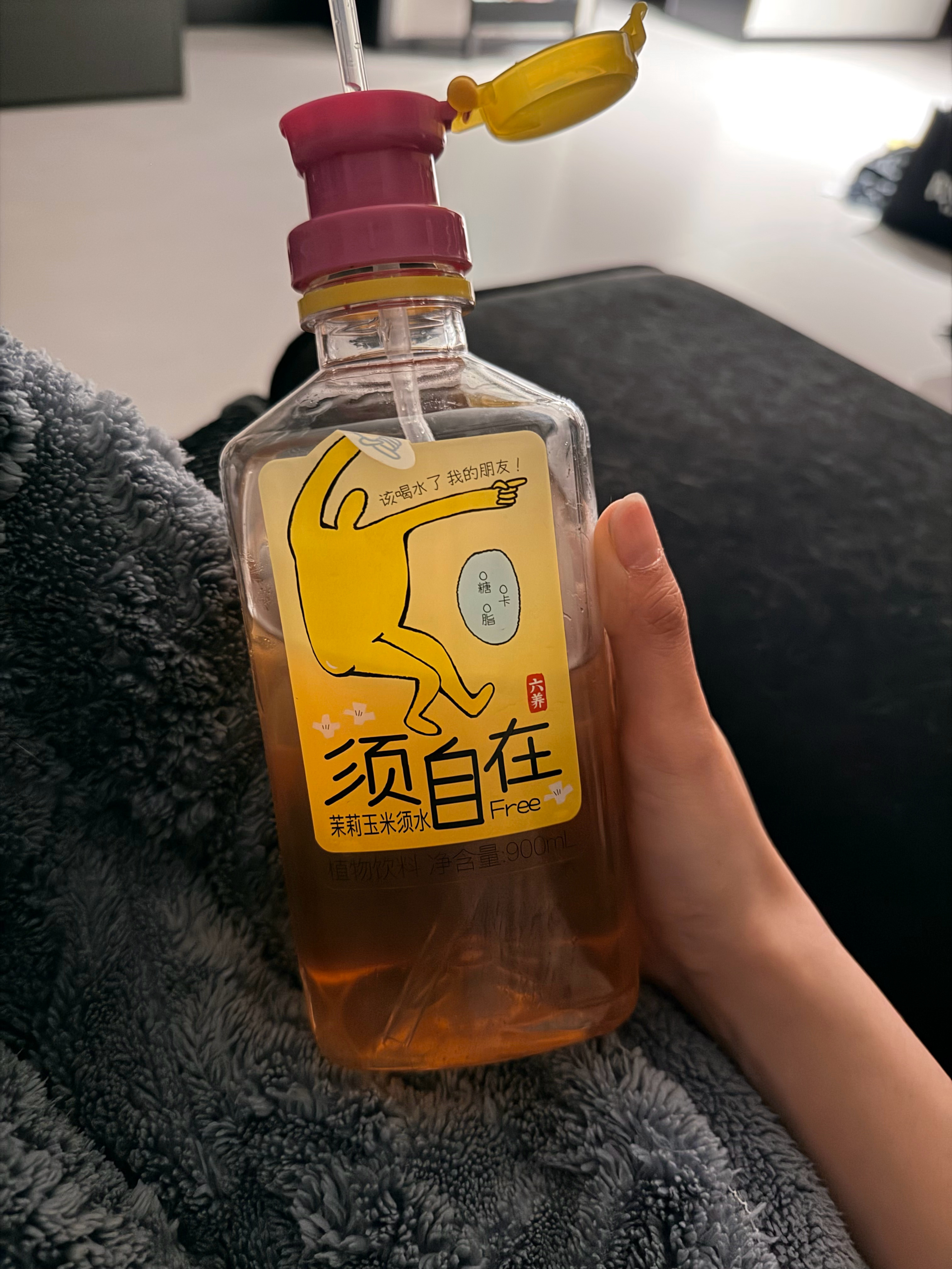 胡吃海塞后猛猛喝水 