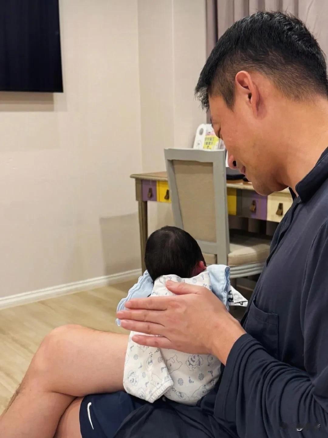 这一幕太有爱了！
汪小菲抱着小儿子，拍背的动作熟练又温柔。
可爱的宝宝，幸福的爸