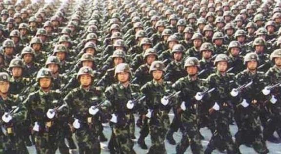 中国不想当老大，美国不想当老二。美国专家分析说：世界的关键矛盾是中国不想当老大，