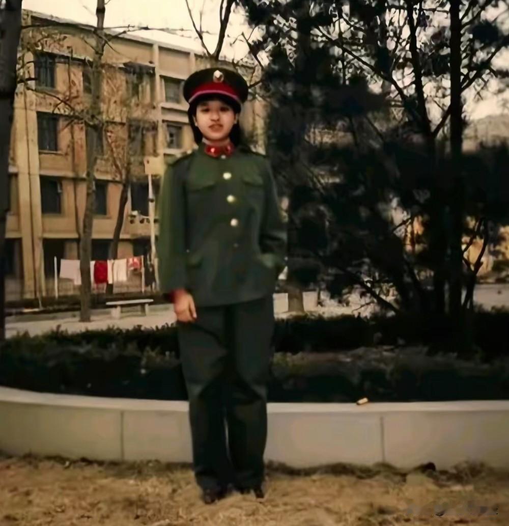 能看出来她是谁吗：16岁入伍参军
1971年出生于西藏昌都，1987年入伍第二炮