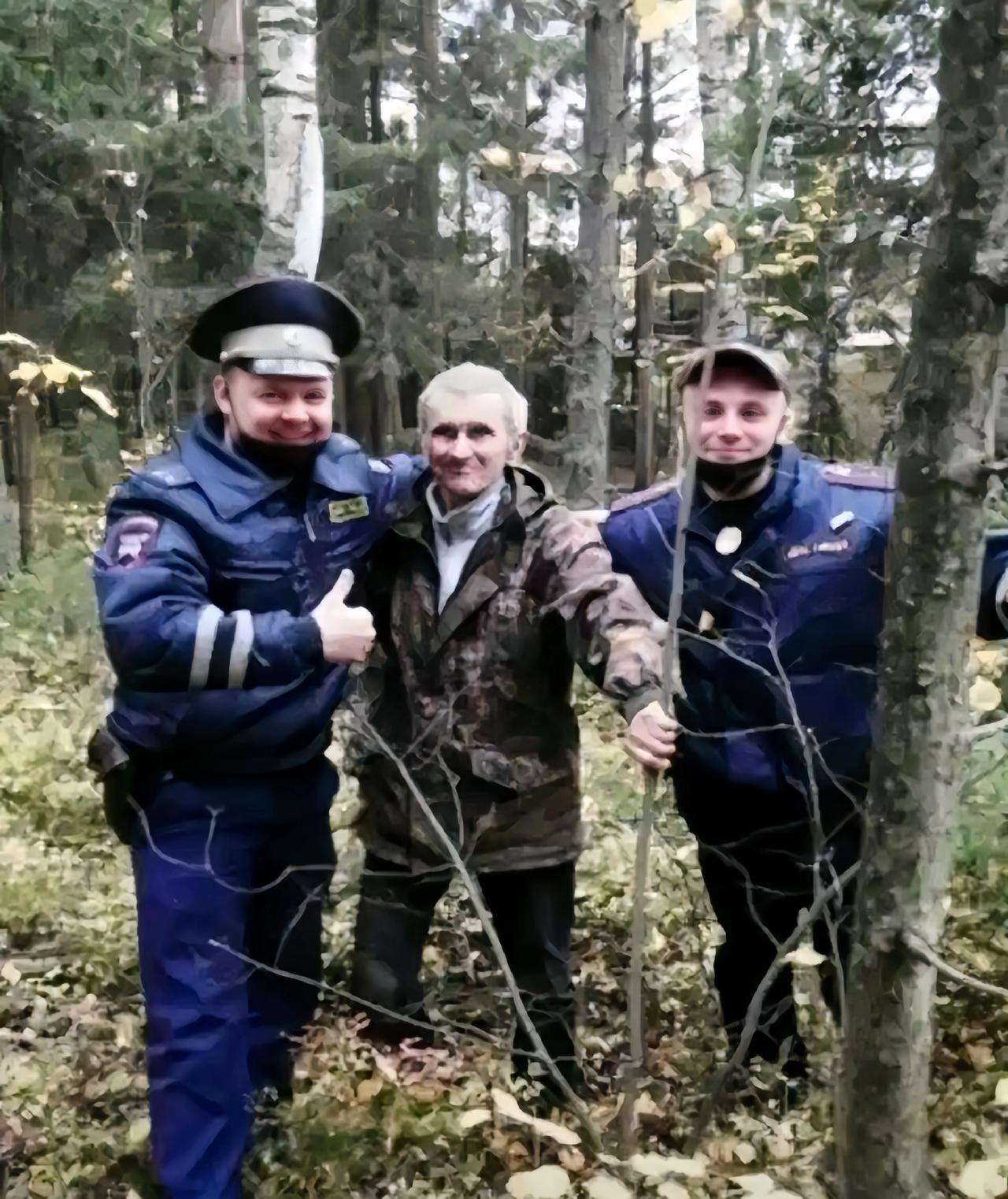 俄罗斯一老头采蘑菇发现18世纪金币，满满一大片，一共6公斤啊！估值达7900万卢