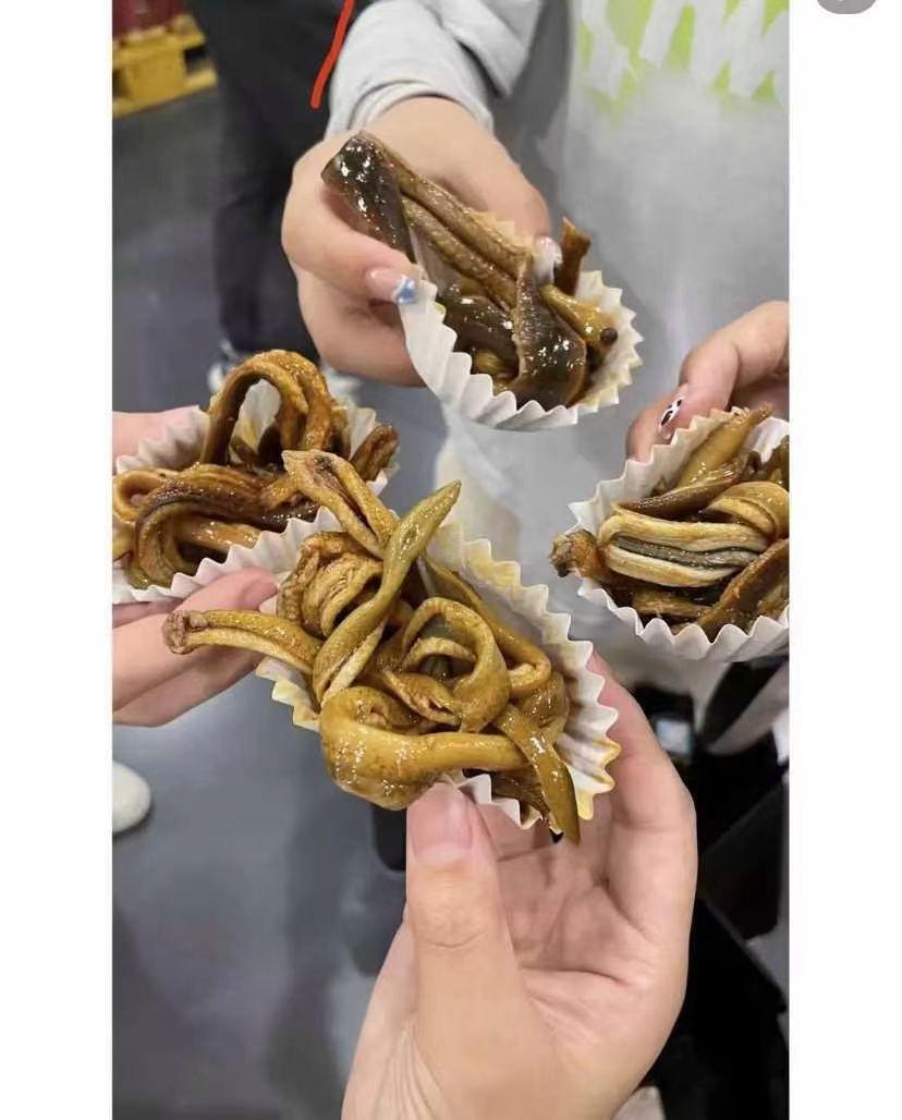 谁知道，他们拿在手上的这道菜叫啥名字，看着挺吓人啊，这东西能吃吗？