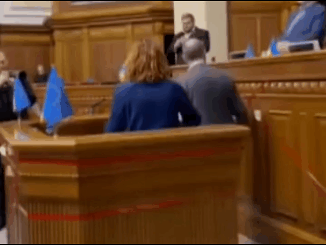 乌克兰议会发生冲突，女议员贝祖格拉在乌克兰最高拉达（议会）张贴海报，要求乌克兰武