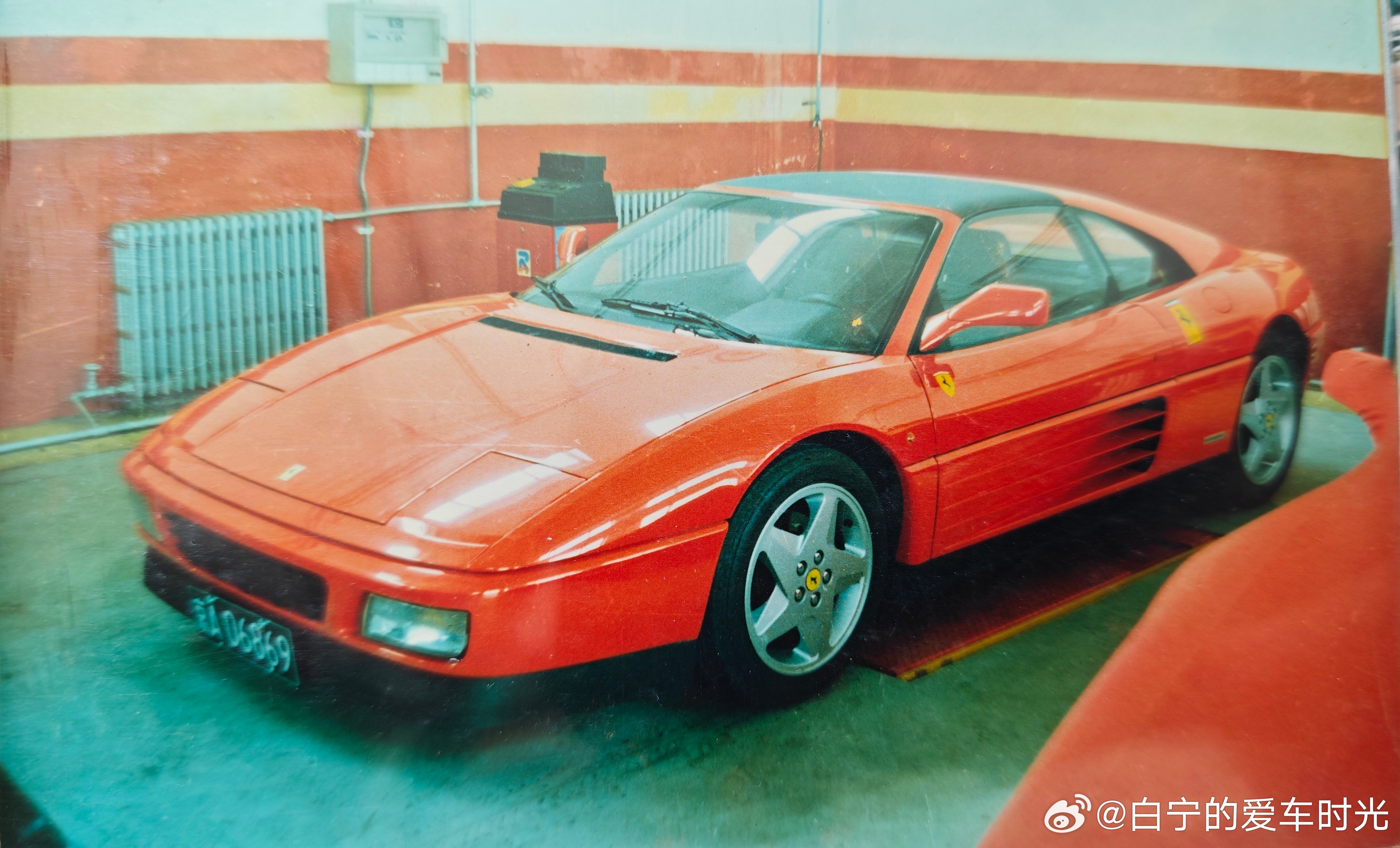 在90年代这么一辆法拉利带来的震撼真的是无法在现在类比见到什么车能达到这感觉。我