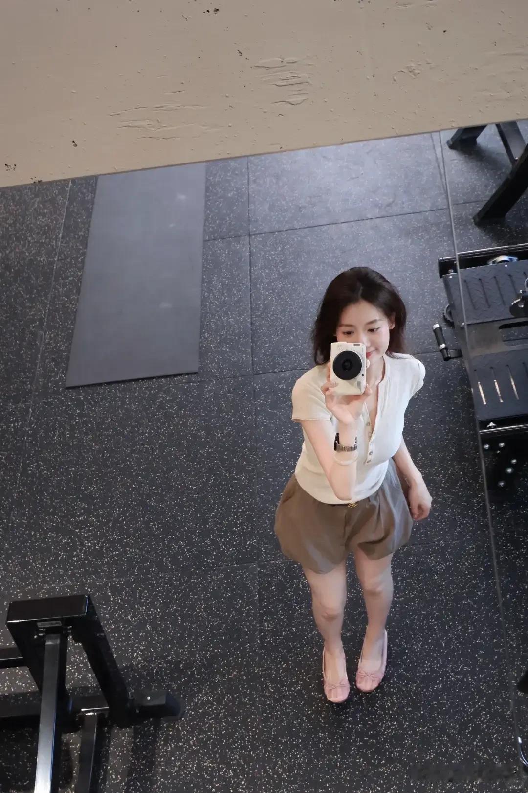 打卡健身房，元气满满的一天！💪🏋️‍♀️
