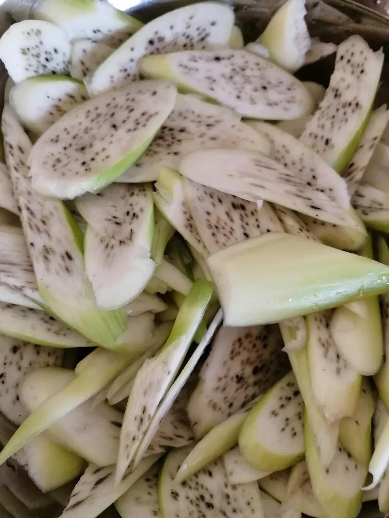 不懂就问，茭白切开有黑点能吃吗？
今天去超市买了了1斤茭白，准备炒肉吃！可是回来