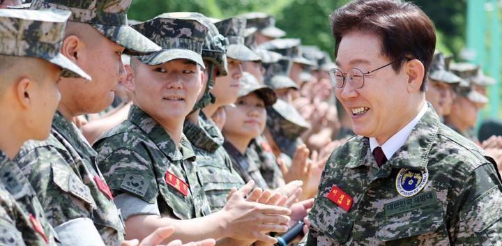 韩国总理刚在中国这边谈合作、聊经贸，氛围挺热络;后脚李在明穿着防弹背心、戴着战术