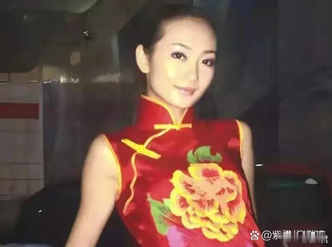 早期的车模王鸥，和现在模样不太一样。身穿大红绣花旗袍，像个新娘子，主打一个喜庆气