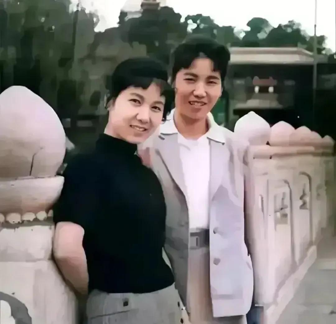 60年代，赵丽蓉和新凤霞，一张罕见的留影，可以看得出来，年轻时的赵丽蓉很漂亮；在